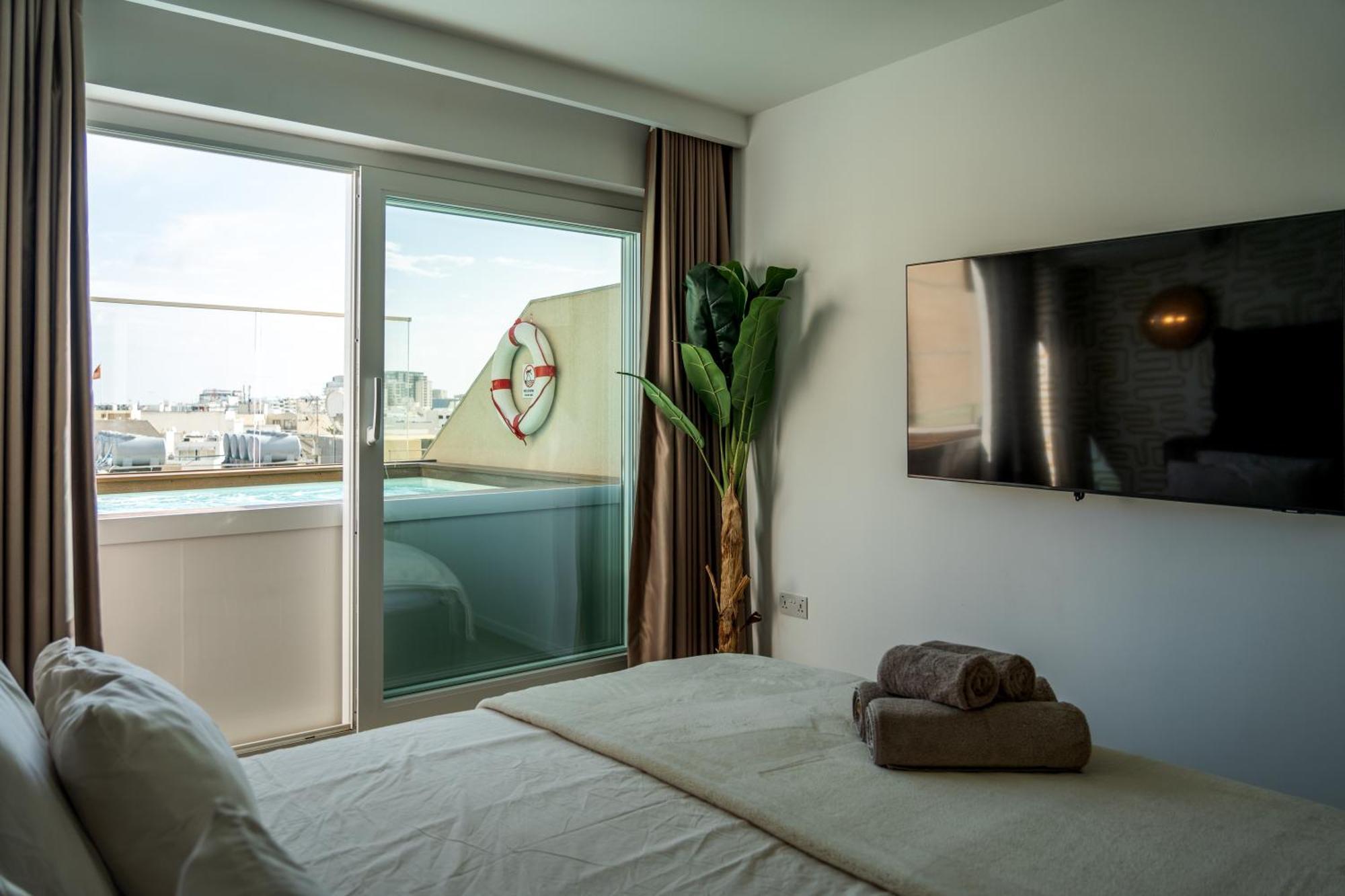 2br Luxury Penthouse And Apartment, Each With A Terrace, Private Pool And Valletta Views Sliema